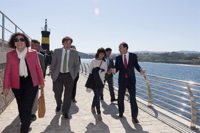 Las autoridades en la inauguración de las obras del espigón del puerto