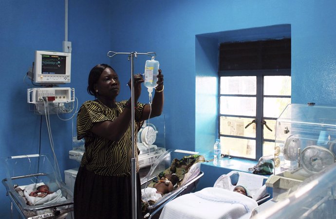 Mujer negra, niño hospital
