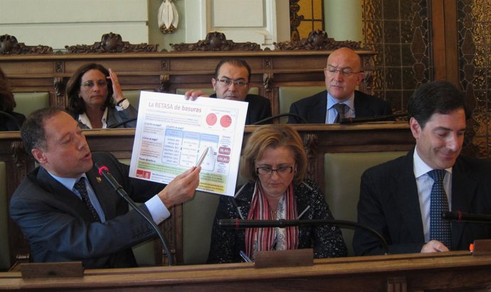 Alfredo Blanco muestra un gráfico publicado por la web del PSOE sobre la tasa