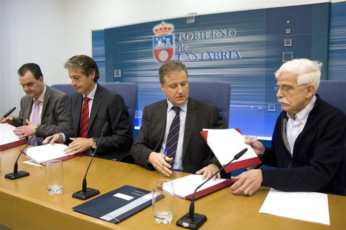 Firma del convenio de la tarjeta 'Transporte Cantabria Monedero Único'