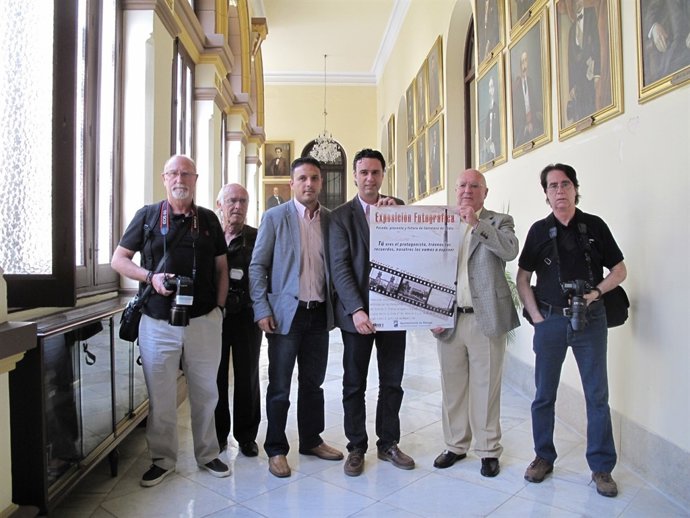 El concejal Raúl Jiménez presenta una exposición de fotos de Carretera de Cádiz