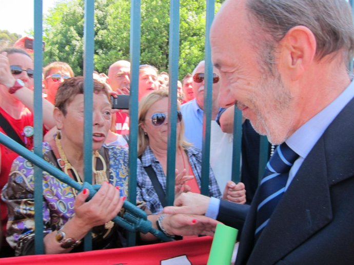 Rubalcaba con trabajadores de Sniace