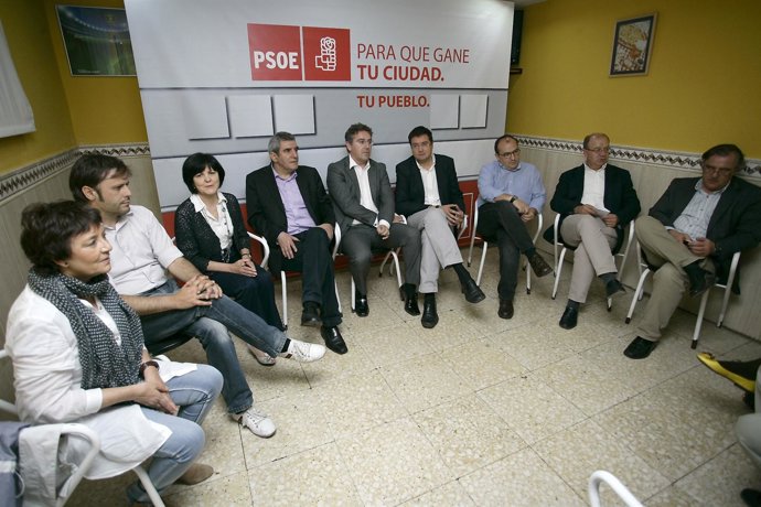 López y Villarrubia con representantes de Adif en Arévalo (Ávila)