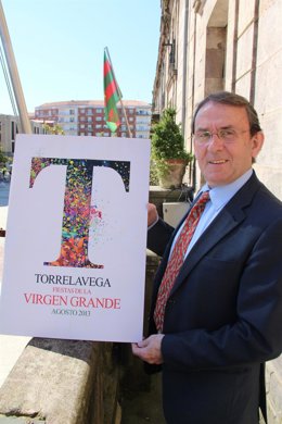 El concejal de Festejos presenta el cartel de las fiestas de la patrona