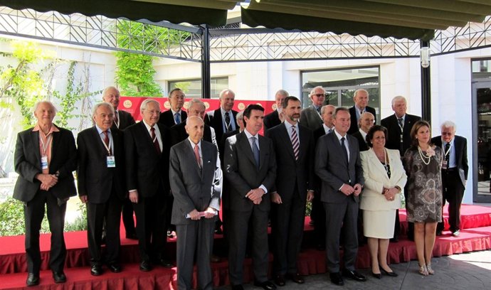 El Prícipe Felipe junto al jurado de los premios Jaime I y autoridades