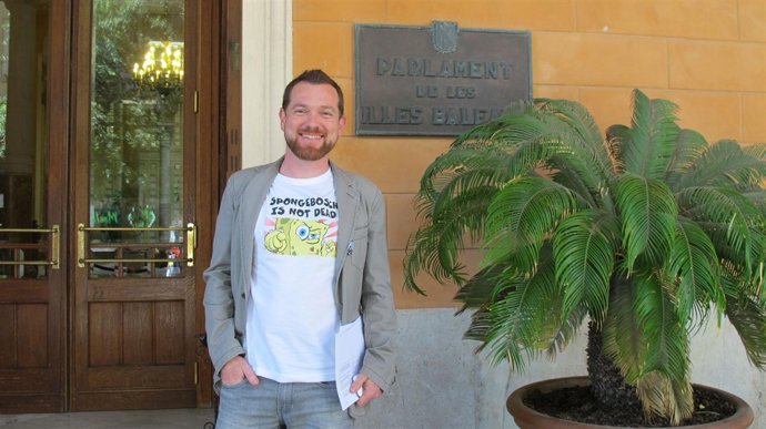 David Abril con la camiseta de Bob Esponja