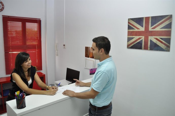 Elena del Toro atendiendo a un alumno.