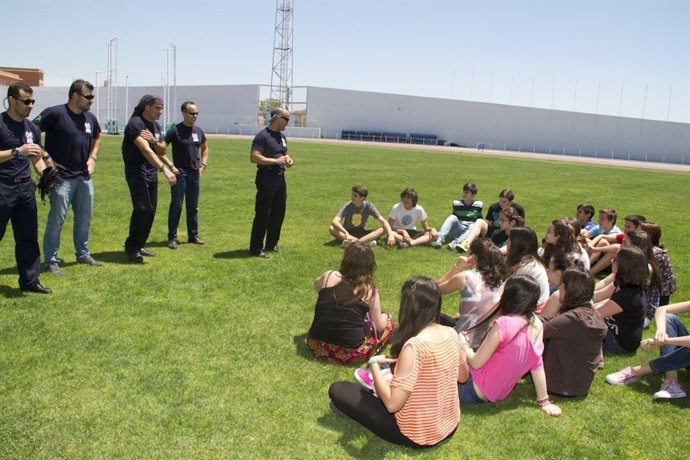 Actividad de sensibilización de jovenes con bomberos. 