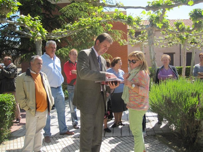 Isabel Carrasco durante su visita al municipio de San Pedro Bercianos