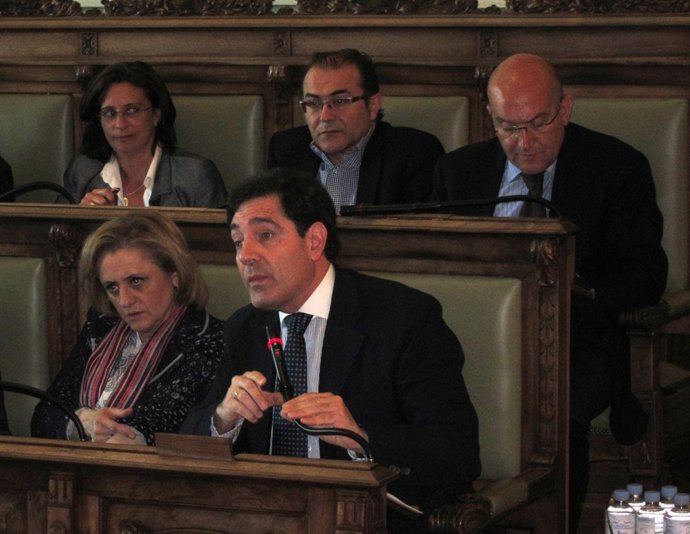 El concejal y dipuitado Jesús García Galván, en segundo plano, en el centro