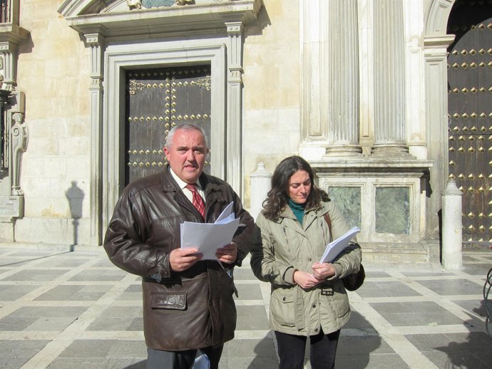 Eduardo Raya y su mujer, Gloria, frente a la Audiencia de Granada