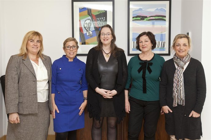 La consejera de Presidencia con representantes de AMEC