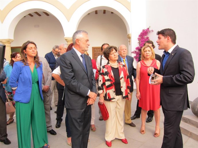 Griñán (centro) durante su visita a la Escuela de Arte Dramático