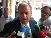 Monago dice que "hay que seguir trabajando" para que continúe bajando el paro y que "no" va a "bajar la guardia"