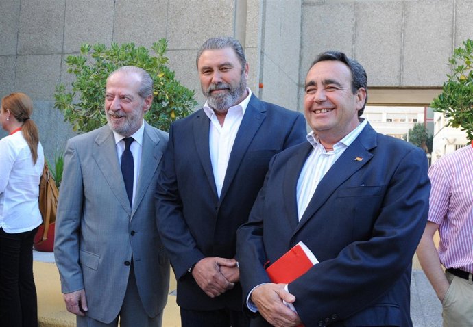 Ginés, en el centro, con Villalobos y Gilabert.