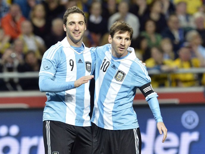 Higuaín y Messi en el duelo de Argentina ante Suecia