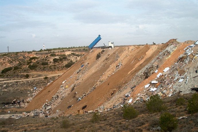 Imagen de un camión vertiendo residuos