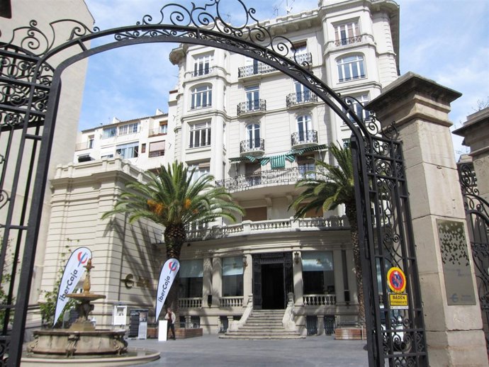 Entrada del edificio Ibercaja Zentrum en Zaragoza