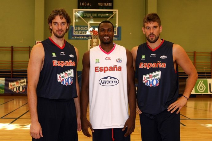 Serge Ibaka Con Marc Y Pau Gasol