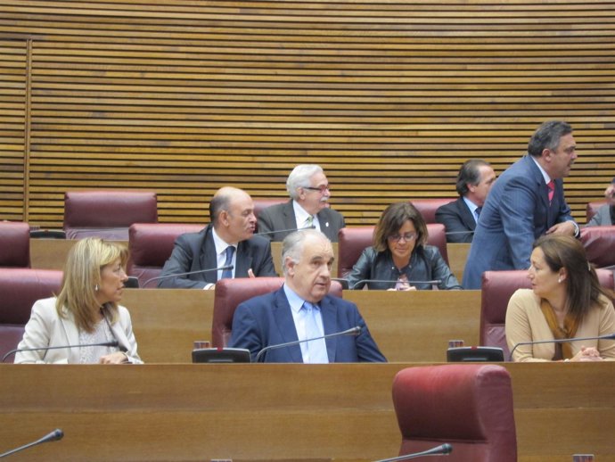 Blasco sentado en su escaño en la sesión de las Corts