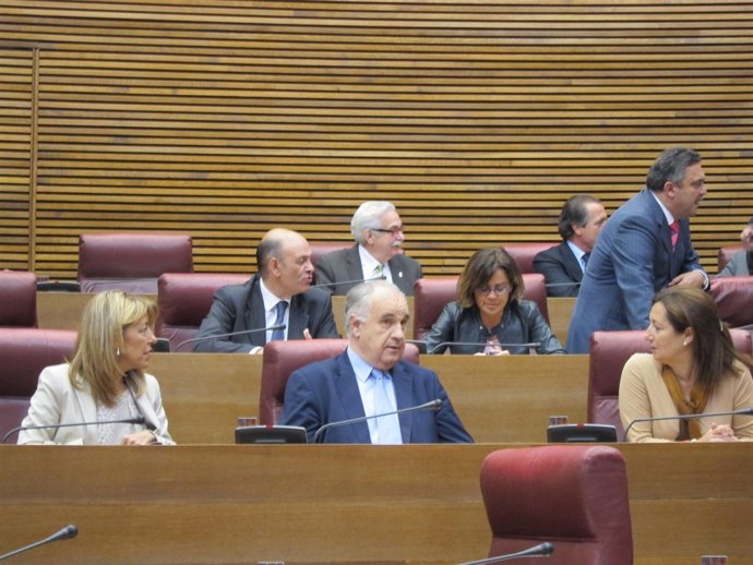 Blasco sentado en su escaño en la sesión de las Corts