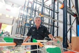 Serra, en el banco de alimentos, con los carros que entregana  familias