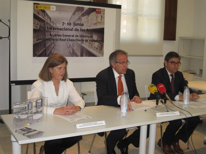 Martínez Bermejo (C) y los dos directores de los archivos