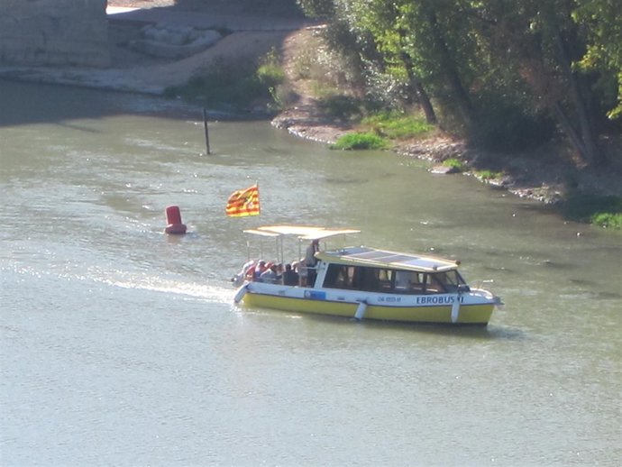 Uno de los barcos que recorren el Ebro
