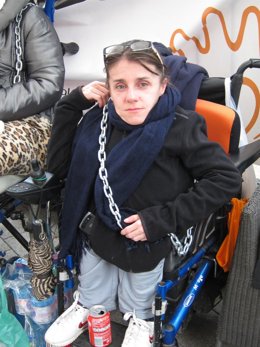 Imagen de Elvira Murcia cuando estaba encadenada frente al Palau