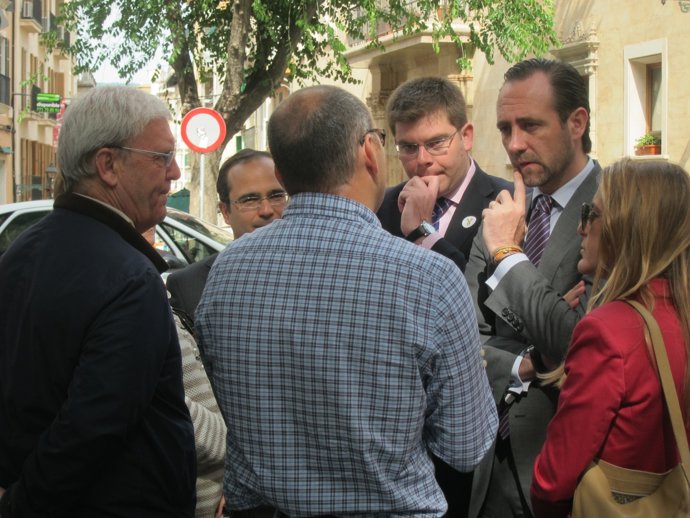 El presidente del Govern, José Ramón Bauzá, y el conseller Martí Sansaloni