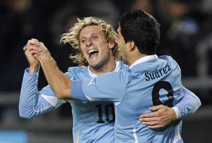 Diego Forlan Y Luis Suarez. En Copa América Semifinales