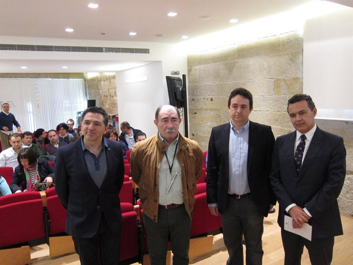 Cuevas y Escobar, con los decanos de los colegios antes de la reunión