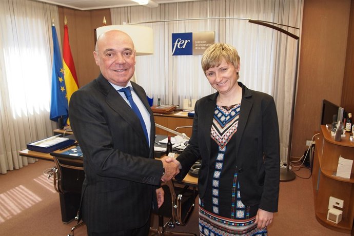 Firma convenio FER y Dorota maslanka