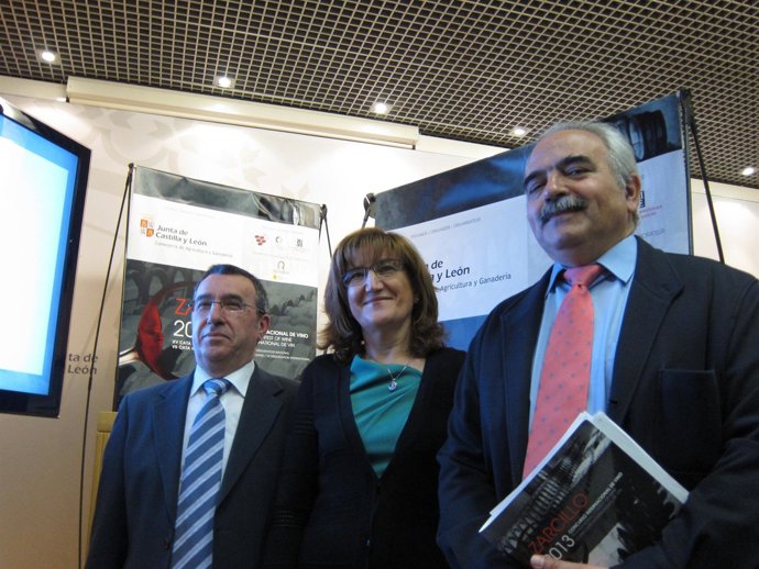 La viceconsejera, flanqueada por los directores técnicos del certamen.