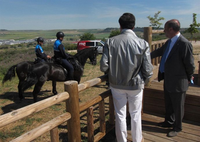 El alcalde de Valladolid conversa con dos policías de la unidad a caballo
