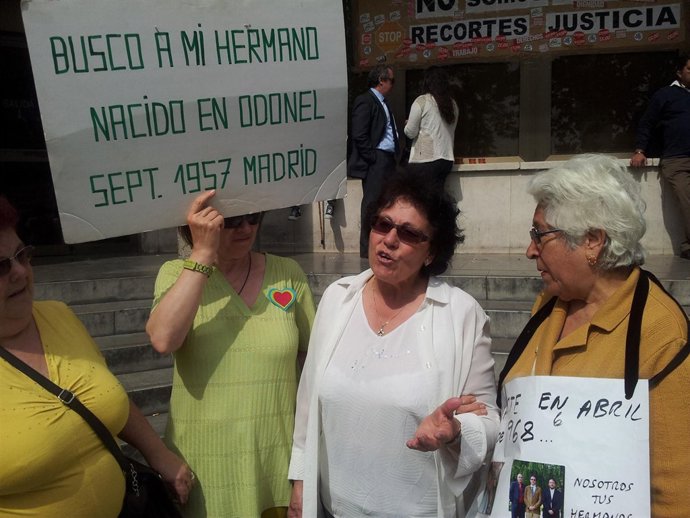 Inés Cerecedo con otras víctimas de 'bebés robados'