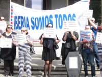 Una treintena de trabajadores de Iberia se concentran en Madrid y exigen a sindicatos una "acción sindical de altura"