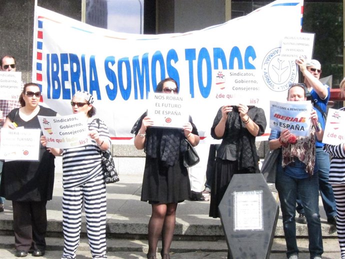 Manifestantes de la plataforma cívica contra el desmantelamiento de Iberia