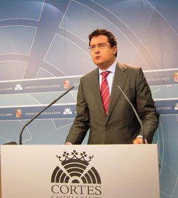 López, en rueda de prensa en las Cortes de Castilla y León