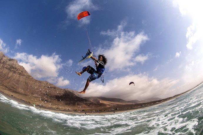 Las playas de Lanzarote, protagonistas de la revista 'Kiteboardermag' 
