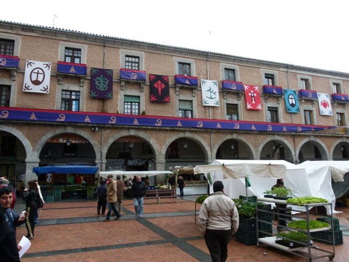 Plaza de Ávila engalanada para la Semana Santa