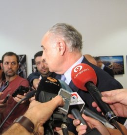 Blasco atiende a los medios en los pasillos de las Corts