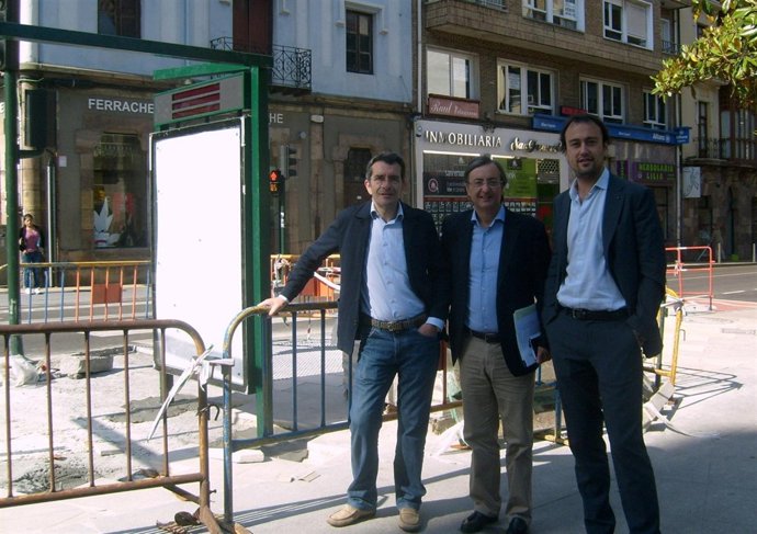 Concejales del PRC en una marquesina del Boulevard Demetrio Herrero