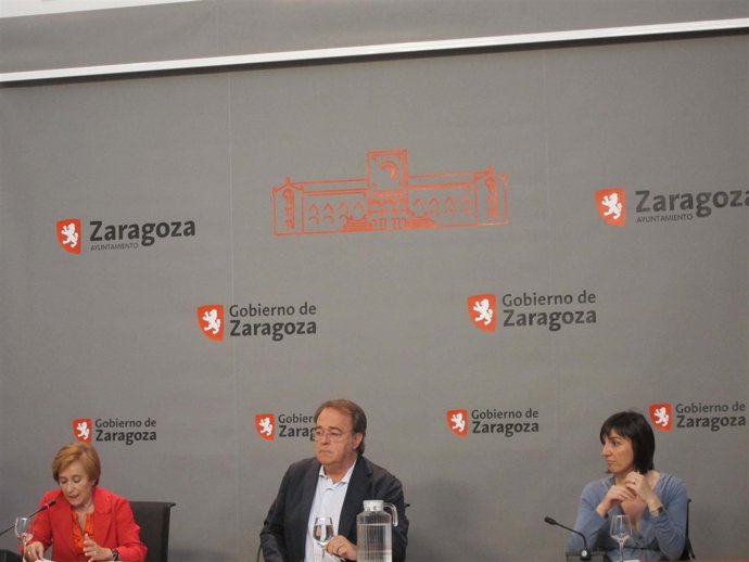 El consejero municipal de Urbanismo, Carlos Pérez Anadón, en el centro