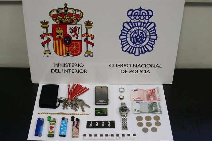 Material intervenido por la policía al detenido en la Circular.