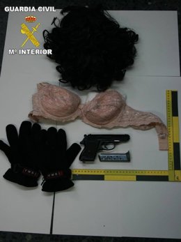 El detenido iba disfrazado de mujer