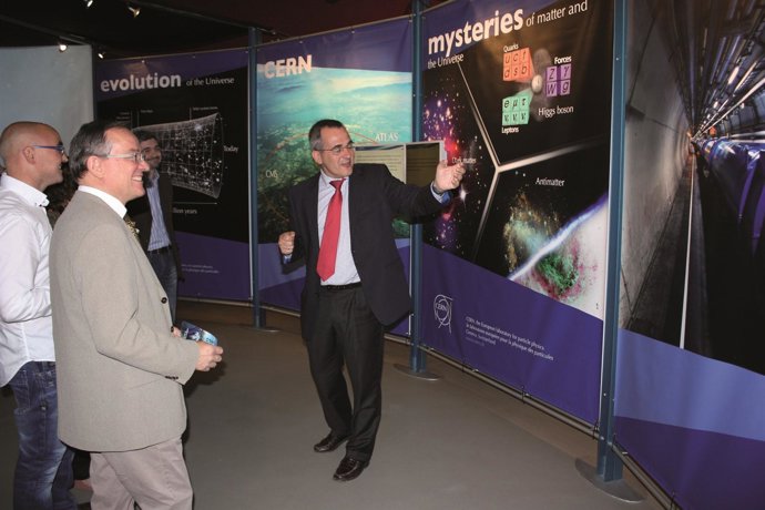 Exposición sobre el Laboratorio Europeo de Física de Partículas en la UZ
