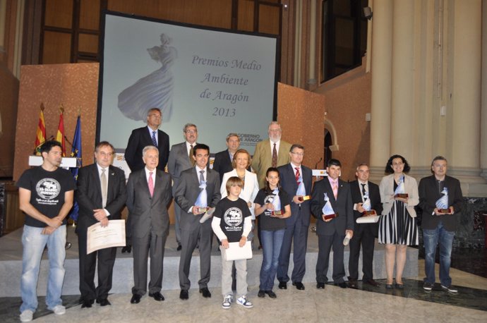 La presidenta de Aragón con los ganadores de los Premios de Medio Ambiente 2013.