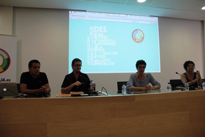 Director del IAJ informa al alumnado de Bellas Artes sobre Desencaja