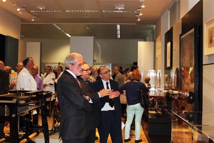 Exposición de instrumentos científicos en la Facultad de Medicina de la UV